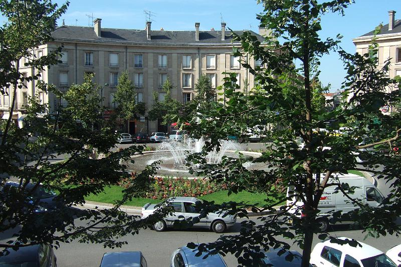 3-9-10 Place-des-Trois-Eveches.JPG - ... und wir genießen aus dem Hotel den Blick auf den zentralen "Platz der drei Bistümer" (Place-des-Trois-Eveches)